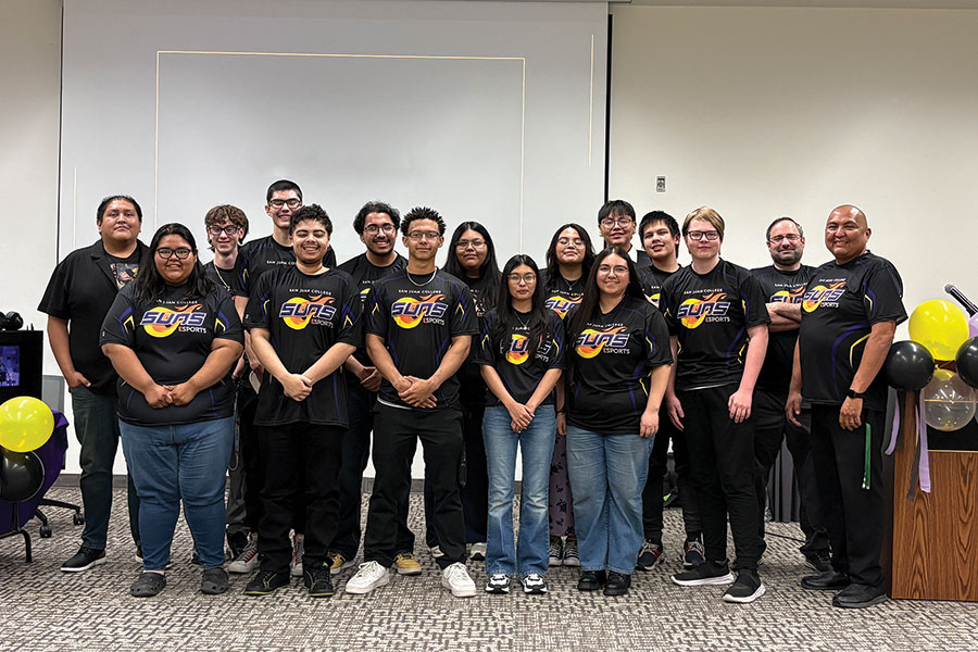 Group of SJC students that are on the ESports Team