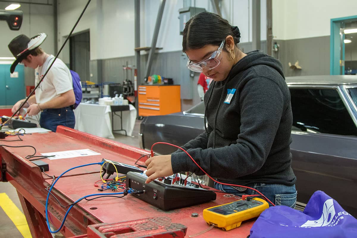 Automotive Tech students in classroom.