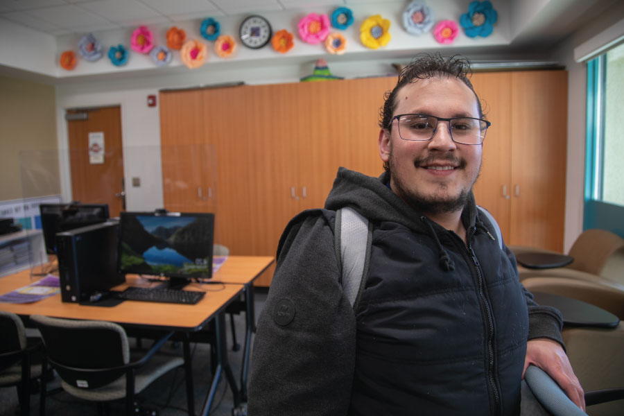 Estudiante en el aula del San Jaun College