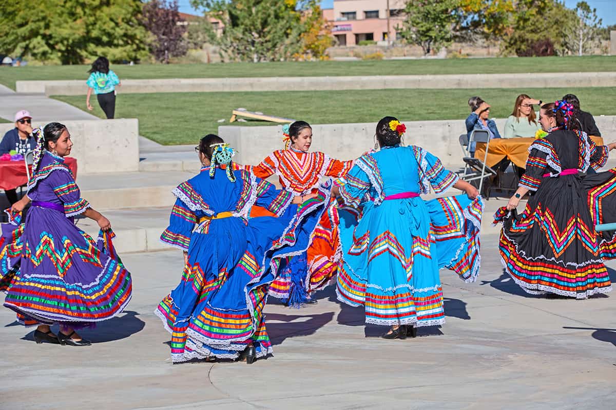 Los bailarines realizan danzas folclóricas tradicionales mexicanas en el evento Fiesta at Sunset en la plaza Learning Commons de San Juan College.