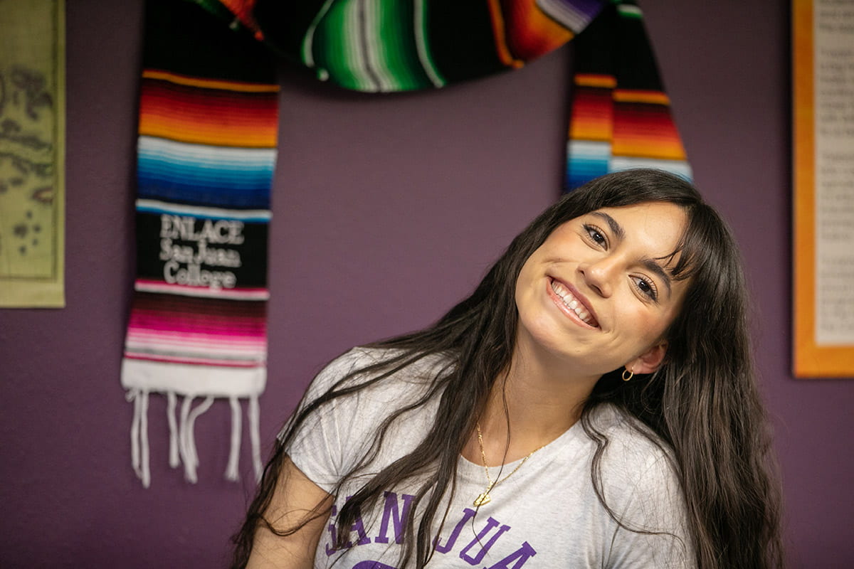 estudiante sonriente en el centro herencia latina