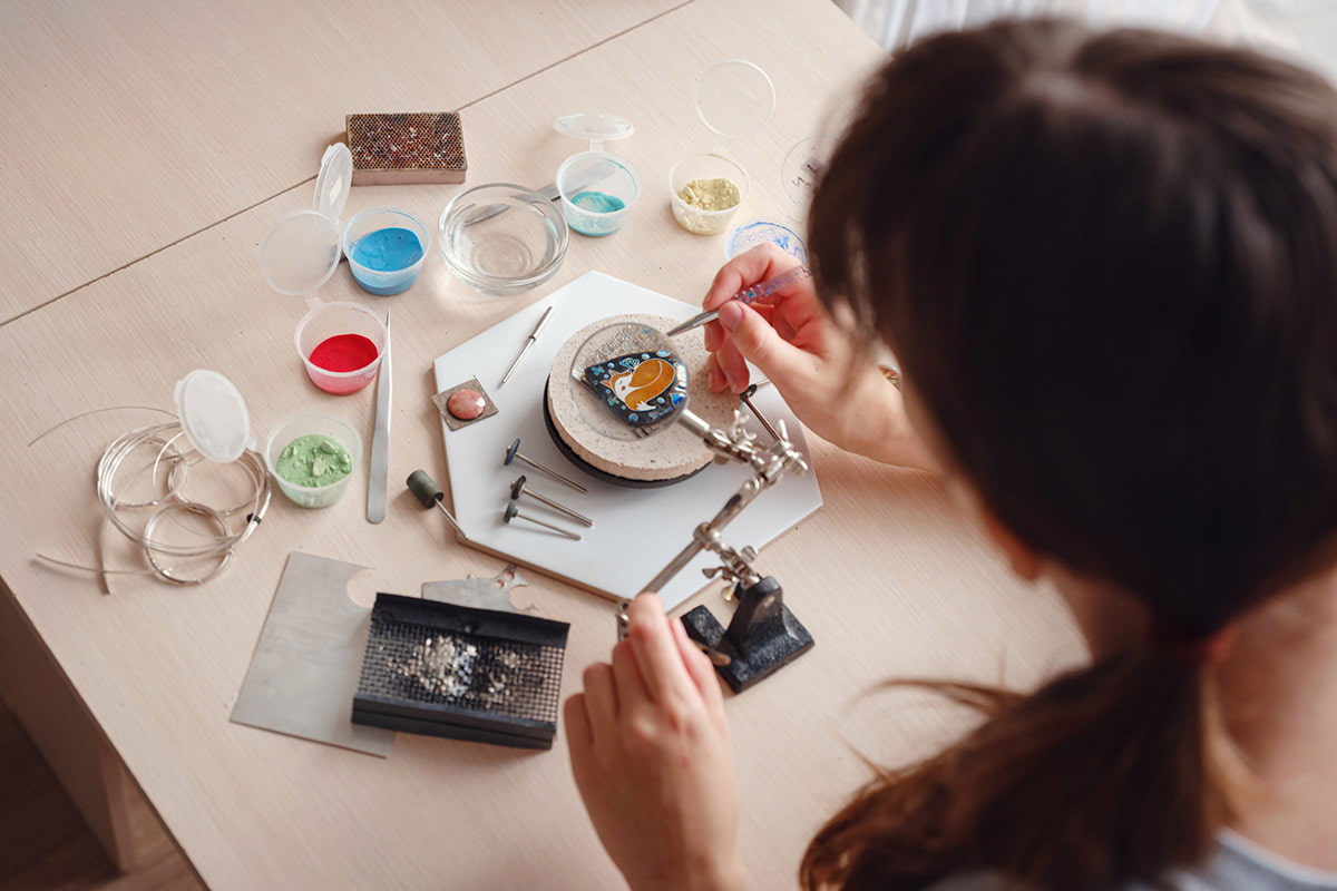 SJC student using acrylic to make earrings